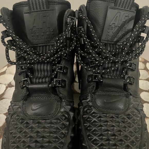 Nike Black High-Top Boots with Durable Sole - Picture 6 of 6